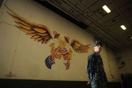 Những điểm đặc biệt của tàu sân bay Mỹ sắp thăm Việt Nam - 8 Biểu tượng của USS Carl Vinson là chim đại bàng với hai cánh sải rộng và ngậm một biểu ngữ ở miệng với dòng chữ Latinh “Vis Per Mare” có nghĩa là “Sức mạnh của Biển cả”. Nhờ biểu tượng này, USS Carl Vinson còn mang biệt danh “Đại bàng vàng” của Hải quân Mỹ. (Ảnh: AFP)