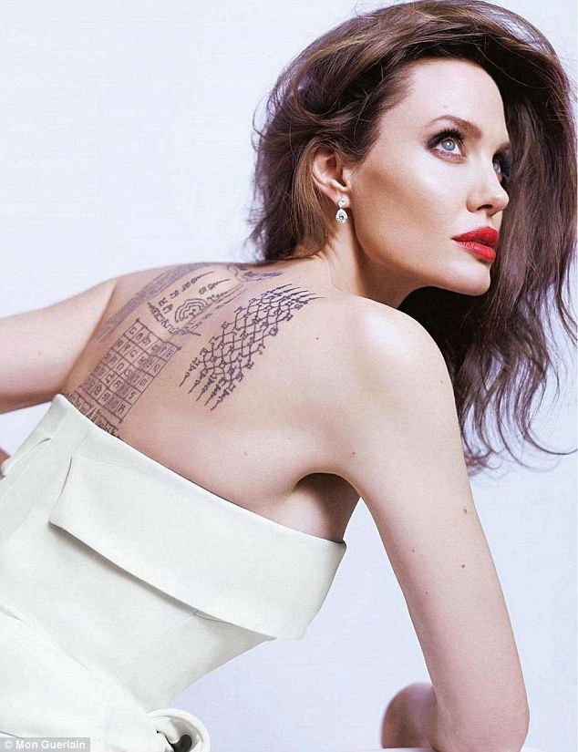 Angelina Jolie khoe trọn lưng trần chi chít hình xăm