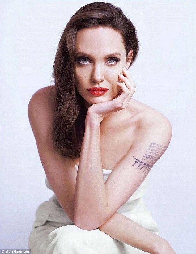 Angelina Jolie khoe hình xăm khủng trong bộ ảnh mới - 3 
Người đẹp không cần trang điểm cầu kỳ vẫn quyến rũ