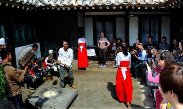 Xem người dân Triều Tiên tận hưởng cuộc sống ăn chơi tại các điểm du lịch - 9 Nhiều hoạt động vui chơi của khách nước ngoài và người dân bản xứ