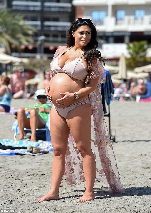 Casey Batchelor bế bụng bầu ra biển - 3
Ngôi sao truyền hình thực tế chia sẻ cô đã trải qua giai đoạn bầu bí 3 tháng đầu rất khó khăn nhưng giờ thì cô đã khỏe mạnh hơn nhiều