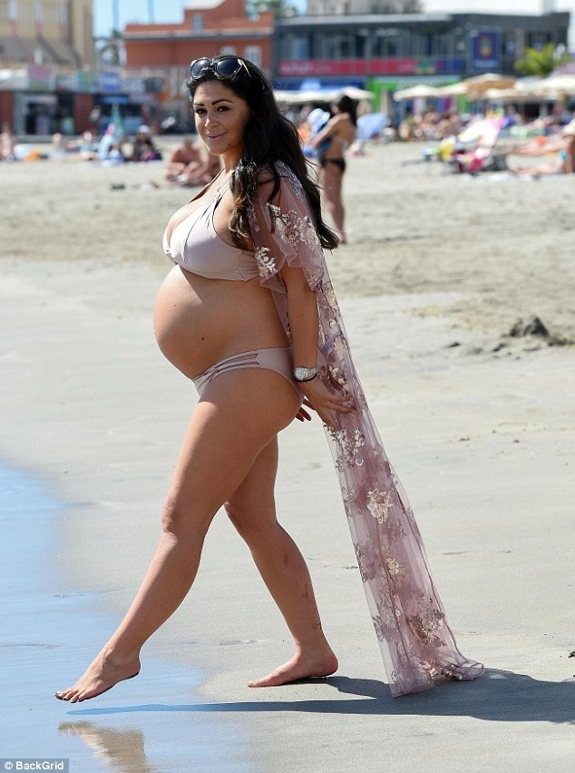 Casey Batchelor bế bụng bầu ra biển - 5
Người đẹp nói, việc chê phụ nữ bầu bí béo là điều không chấp nhận được. Cô tăng cân nhiều và số đo các vòng đều tăng - đó là điều bình thường, cô chỉ quan tâm tới việc con có khỏe mạnh hay không