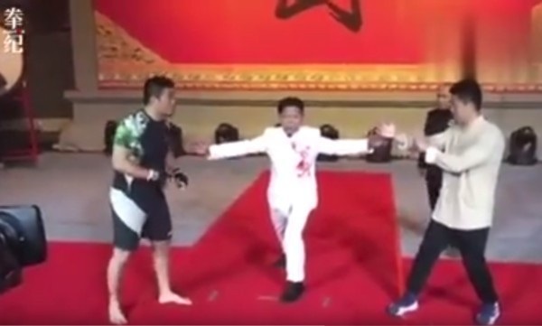 Võ sư Flores nói gì sau thất bại của cao thủ Vịnh Xuân trước Từ Hiểu Đông? - 1 Võ sư Flores cho rằng Đinh Hạo thiếu kinh nghiệm thực chiến