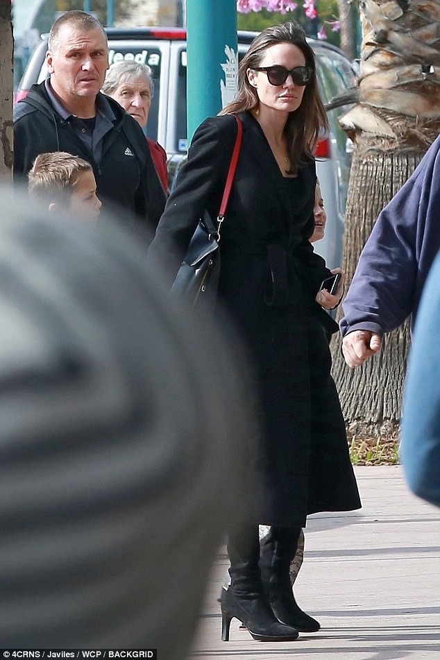 Angelina Jolie khoe hình xăm khủng trong bộ ảnh mới - 7 
Nữ diễn viên xinh đẹp luôn trung thành với phong cách thời trang kín đáo, thanh lịch và tinh tế.