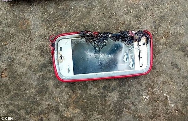 Thiếu nữ tử vong vì smartphone bất ngờ phát nổ khi đang cắm sạc - 2 Thiếu nữ tử vong vì smartphone bất ngờ phát nổ khi đang cắm sạc - 2