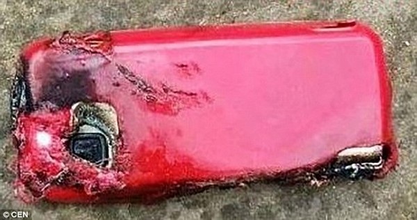Thiếu nữ tử vong vì smartphone bất ngờ phát nổ khi đang cắm sạc - 3 Chiếc điện thoại bị hư hại sau vụ nổ gây chết người