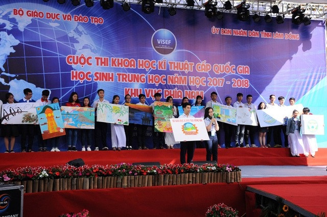 Cuộc thi KHKT cấp quốc gia: Nhiều đề tài đã bắt nhịp với công nghiệp 4.0 - 2
Các em học sinh tự tin giới thiệu trong lễ khai mạc cuộc thi khoa học kỹ thuật cấp quốc gia học sinh trung học năm học 2017-2018, khu vực phía Nam.