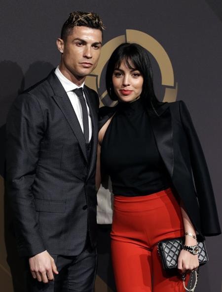 Bạn gái CR7 được khen tấm tắc vì quá xinh