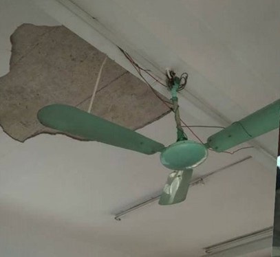 HS cấp cứu do vữa trần rơi trúng đầu: Giám đốc Sở GD&ĐT Hà Nội thị sát trường - 1 Mảng trần rơi vào đầu học sinh trưa 20/3