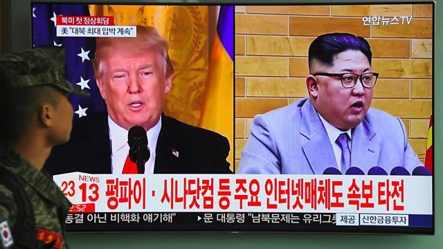 Cuộc chạy đua đưa Mỹ - Triều tới bàn đàm phán lịch sử - 1 Tổng thống Donald Trump và nhà lãnh đạo Kim Jong-un xuất hiện trong bản tin của truyền hình Hàn Quốc (Ảnh: Reuters)
