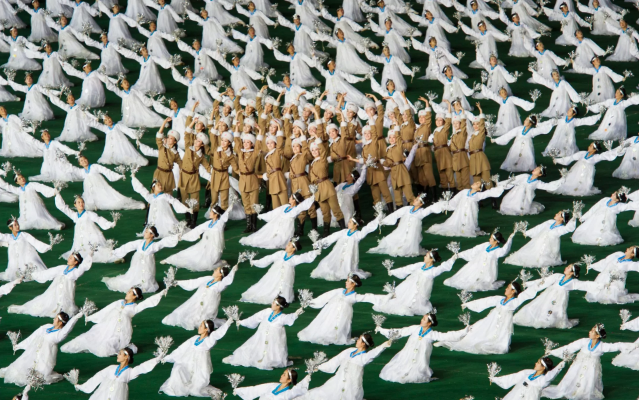 Cách Triều Tiên thu hút ngoại tệ giữa vòng vây cấm vận - 1 Lễ hội Ariang Mass Games tại Triều Tiên quy tụ hàng nghìn nghệ sĩ biểu diễn (Ảnh: Telegraph)