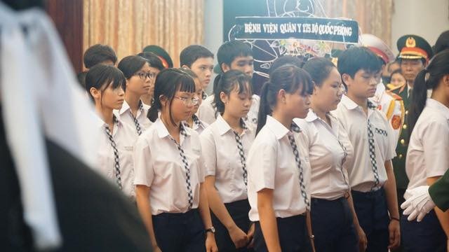 Thủ tướng Nguyễn Xuân Phúc chỉnh quốc kỳ phủ trên linh cữu ông Phan Văn Khải - 12
Chiều nay có nhiều đoàn học sinh, sinh viên, các đơn vị giáo dục vào viếng.