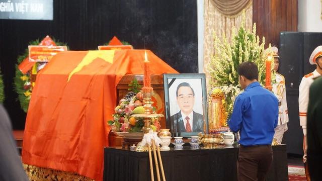 Thủ tướng Nguyễn Xuân Phúc chỉnh quốc kỳ phủ trên linh cữu ông Phan Văn Khải - 7 Thủ tướng Nguyễn Xuân Phúc chỉnh quốc kỳ phủ trên linh cữu ông Phan Văn Khải - 7