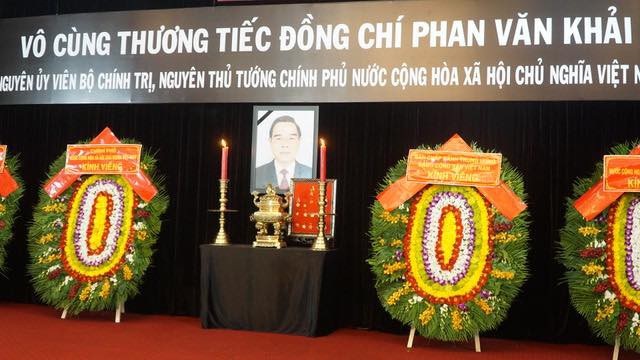 Thủ tướng Nguyễn Xuân Phúc chỉnh quốc kỳ phủ trên linh cữu ông Phan Văn Khải - 5 Thủ tướng Nguyễn Xuân Phúc chỉnh quốc kỳ phủ trên linh cữu ông Phan Văn Khải - 5