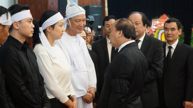 Thủ tướng Nguyễn Xuân Phúc chỉnh quốc kỳ phủ trên linh cữu ông Phan Văn Khải - 2 Thủ tướng Nguyễn Xuân Phúc chỉnh quốc kỳ phủ trên linh cữu ông Phan Văn Khải - 2