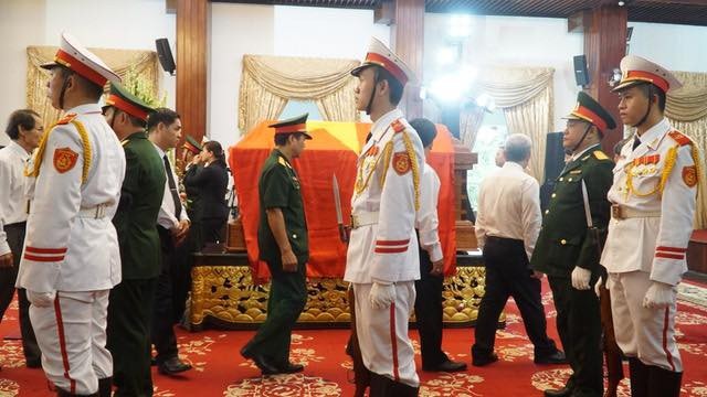 Thủ tướng Nguyễn Xuân Phúc chỉnh quốc kỳ phủ trên linh cữu ông Phan Văn Khải - 9 Thủ tướng Nguyễn Xuân Phúc chỉnh quốc kỳ phủ trên linh cữu ông Phan Văn Khải - 9