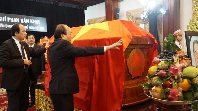 Thủ tướng Nguyễn Xuân Phúc chỉnh quốc kỳ phủ trên linh cữu ông Phan Văn Khải - 3 Thủ tướng Nguyễn Xuân Phúc chỉnh quốc kỳ phủ trên linh cữu ông Phan Văn Khải - 3