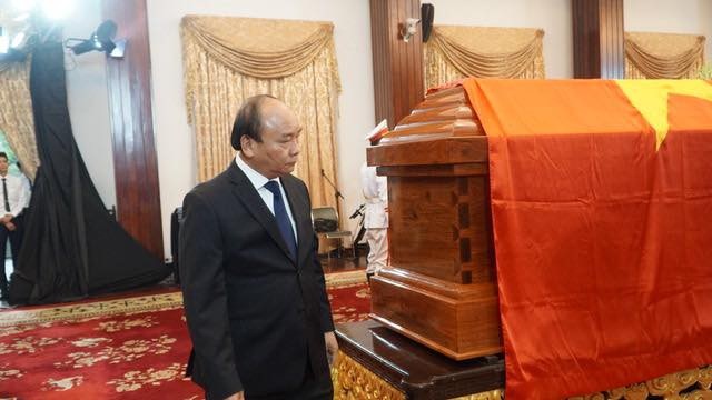 Thủ tướng Nguyễn Xuân Phúc chỉnh quốc kỳ phủ trên linh cữu ông Phan Văn Khải - 4
Thủ tướng Nguyễn Xuân Phúc hôm nay lại vào viếng nguyên Thủ tướng Phan Văn Khải.
