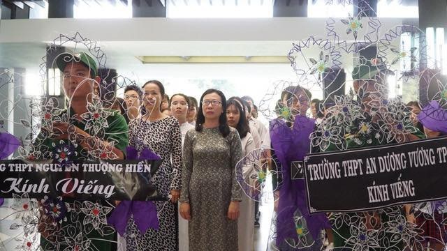Thủ tướng Nguyễn Xuân Phúc chỉnh quốc kỳ phủ trên linh cữu ông Phan Văn Khải - 10 Thủ tướng Nguyễn Xuân Phúc chỉnh quốc kỳ phủ trên linh cữu ông Phan Văn Khải - 10