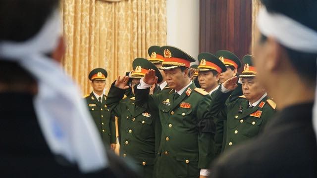 Thủ tướng Nguyễn Xuân Phúc chỉnh quốc kỳ phủ trên linh cữu ông Phan Văn Khải - 8 Thủ tướng Nguyễn Xuân Phúc chỉnh quốc kỳ phủ trên linh cữu ông Phan Văn Khải - 8