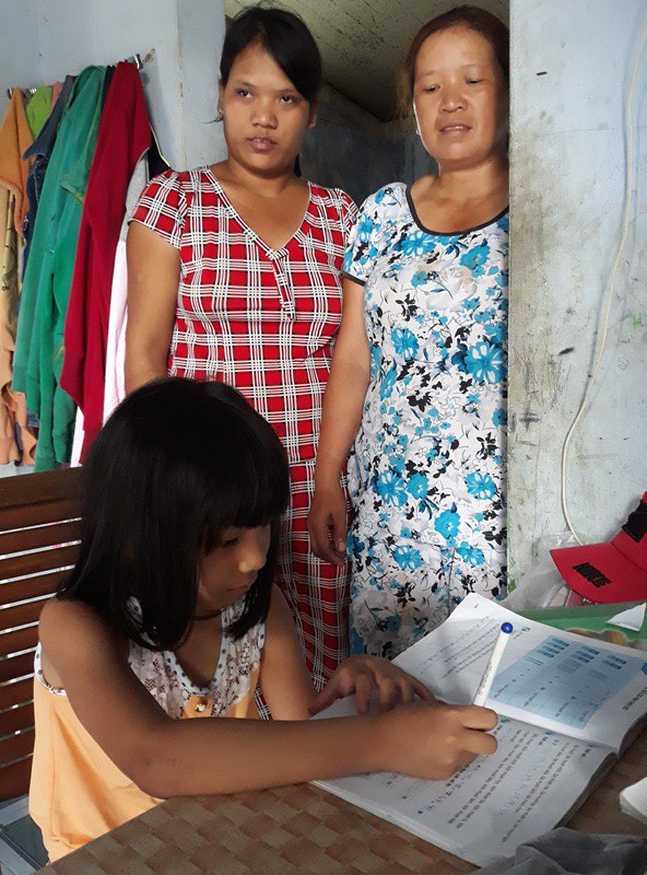 Thương góa phụ một tay nuôi 2 con tâm thần và 2 con thơ ăn học - 3 Cô con gái út học lớp một với ước mà làm bác sĩ để chữa bệnh cho 2 người chị bị tâm thần.