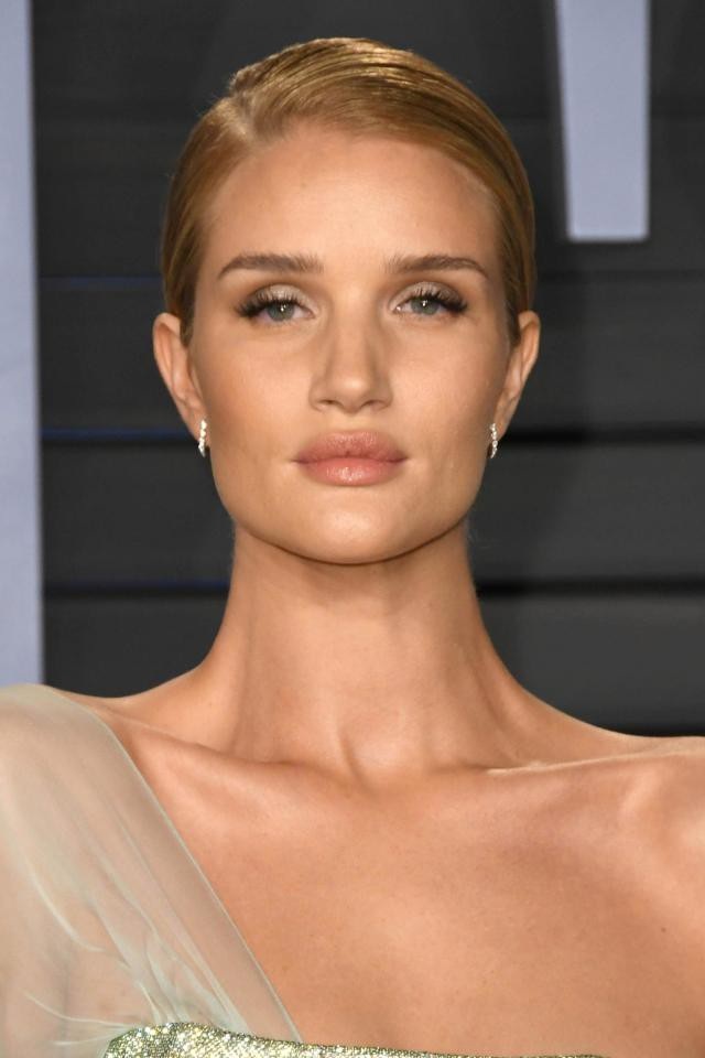 Biểu tượng gợi cảm Scarlett Johansson sở hữu đôi môi quyến rũ nhất - 3 Người mẫu Anh Rosie Huntington-Whiteley, bạn đời của nam diễn viên phim hành động Jason Statham, cũng được cho là sở hữu đôi môi đẹp hoàn hảo.