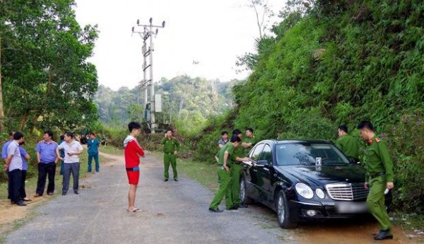 Khởi tố vụ án hai vợ chồng cùng con nhỏ tử vong trong xe Mercedes - 1 Hiện trường nơi phát hiện thi thể 3 nạn nhân trong xe Mercedes.