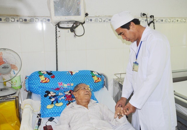 Thầy thuốc ưu tú của người dân tộc Khmer - 2 Bác sĩ Hà đang khám cho một bệnh nhân.