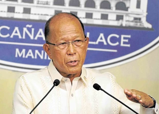 Philippines "tố" Trung Quốc thách thức máy bay ở biển Đông - 1
Bộ trưởng Quốc phòng Philippines Delfin Lorenzana (Ảnh: Manila Bulletin)