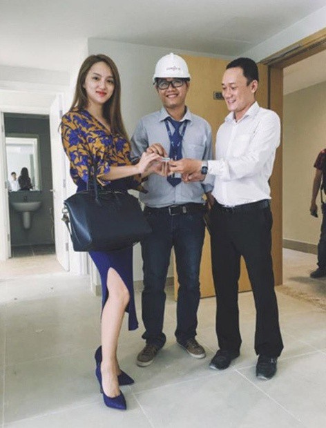 Chốn đi về sang trọng, ấm cúng của Hoa hậu chuyển giới Quốc tế Hương Giang - 5 Cô từng chia sẻ hình ảnh nhận chìa khóa, bàn giao căn hộ chung cư cao cấp ở TP.HCM.