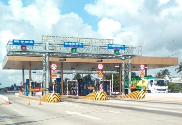 "Nếu BOT Bạc Liêu không đảm bảo an toàn thì đề nghị dừng thu phí!" - 1 Trạm thu giá BOT Bạc Liêu nằm trên quốc lộ 1, thuộc địa bàn xã Châu Hưng A, huyện Vĩnh Lợi, tỉnh Bạc Liêu.