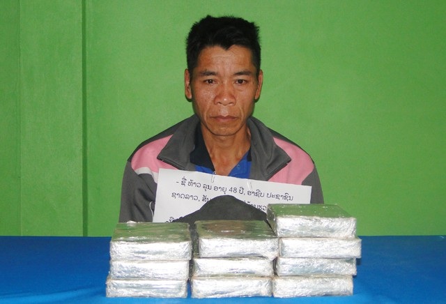 Bắt đối tượng người Lào vận chuyển 10 bánh heroin vào Việt Nam - 1 Thào Luôn đang vận chuyển 10 bánh heroin từ Lào sang Việt Nam tiêu thụ thì bị bắt giữ