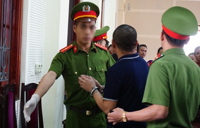 Nước mắt trùm ma túy 3 lần trốn trại - 2 Phạm Văn Hùng cố ngoái lại dặn dò người thân đừng xúc động quá khi được dẫn giải trở lại trại giam