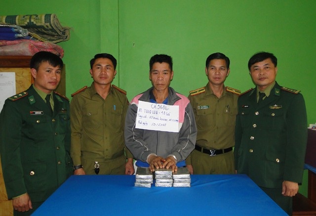 Bắt đối tượng người Lào vận chuyển 10 bánh heroin vào Việt Nam - 2 BĐBP Nghệ An bàn giao đối tượng và tang vật cho Công an tỉnh Xiêng Khoảng
