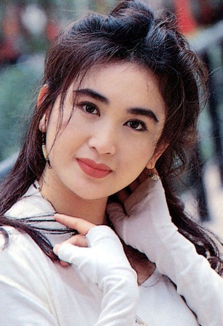 Ôn Bích Hà vẫn gợi cảm, trẻ trung ở tuổi 52 - 8
Ôn Bích Hà sinh năm 1966, được mệnh danh là bông hồng lửa màn ảnh Hồng Kong nhờ vẻ ngoài quyến rũ và diễn xuất gai góc. Thời trẻ, cô được báo chí gọi là một trong những đại mỹ nhân của làng giải trí Hồng Kong.