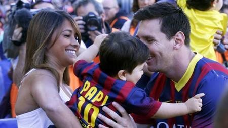 Messi gây sốt với hình ảnh người bố gương mẫu - 2 Antonella thực sự rất hạnh phúc khi lấy được một ông xã chu đáo như Messi