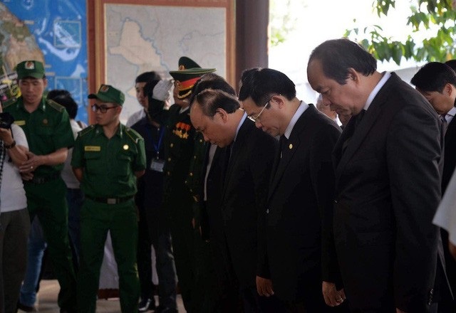 “Tưởng nhớ anh Sáu Khải, nhà lãnh đạo kỹ trị, đổi mới, tận tụy vì nước, vì dân” - 1 Thủ tướng Nguyễn Xuân Phúc cùng đoàn đại biểu Chính phủ viếng nguyên Thủ tướng Phan Văn Khải tại nhà riêng tại huyện Củ Chi, TPHCM chiều 19/3.