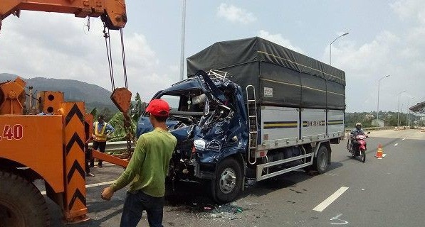 Đầu chiếc xe tải do tài xế H. điều khiển bẹp dúm