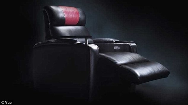 Cấu trúc của chiếc ghế VIP tại rạp chiếu Vue Cinema. Chiếc ghế này có phần để chân cảm biến điện tử. Khi anh Ateeq Rafiq cúi xuống nhặt điện thoại, đầu anh đã bị phần để chân của ghế tự động choãi xuống sâu hơn và… kẹp chặt.