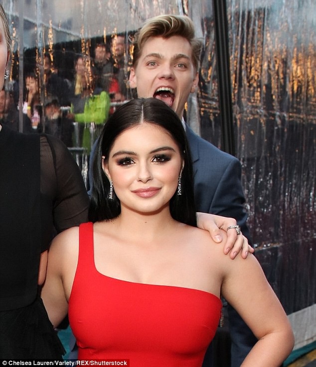 Ariel Winter đẹp đôi bên bạn trai hơn 10 tuổi - 10
Người đẹp 20 tuổi tự hào vì có bạn trai 30 tuổi là chỗ dựa vững chắc về tinh thần.