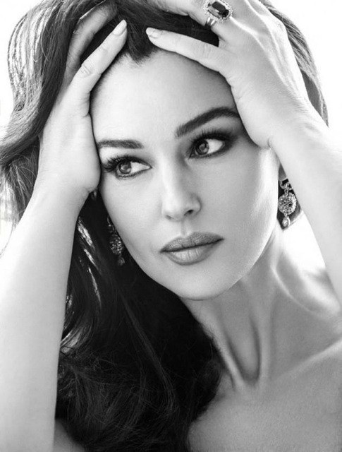 Monica Bellucci: "Quả bom sex" bất chấp thời gian - 14 Monica Bellucci: "Quả bom sex" bất chấp thời gian - 14