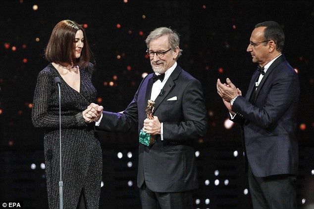 Monica Bellucci: "Quả bom sex" bất chấp thời gian - 10
Đạo diễn Steven Spielberg nhận giải thưởng Thành tựu từ Monica Belluci trên sân khấu.