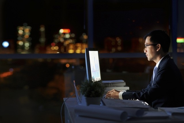 Hàn Quốc đồng loạt tắt máy tính khuyến khích người lao động về nhà sớm - 1
Chính quyền Seoul triển khai các biện pháp để hạn chế việc làm thêm ngoài giờ (Ảnh minh họa: Japan Times)
