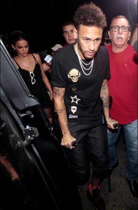 Neymar chống nạng đi hẹn hò tình tứ với bồ xinh - 2 Bất chấp chấn thương...