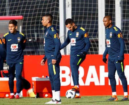 Neymar chống nạng đi hẹn hò tình tứ với bồ xinh - 5 Neymar không thể tập trung cùng đội tuyển Brazil