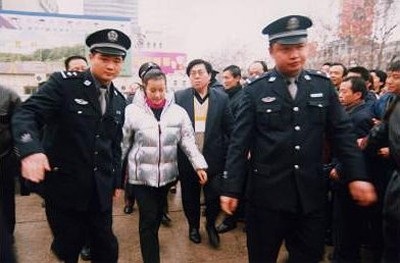 "Võ Tắc Thiên" Lưu Hiểu Khánh sau chuỗi ngày đen tối trong tù - 4
Lưu Hiểu Khánh bị bắt năm 2002 vì tội trốn thuế