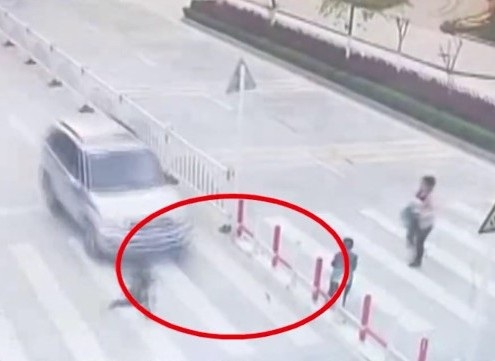 Mải dùng điện thoại, mẹ để con trai bị xe tông khi băng qua đường - 1 Cậu bé chạy băng qua đường ngay trước mũi xe dẫn đến vụ tai nạn