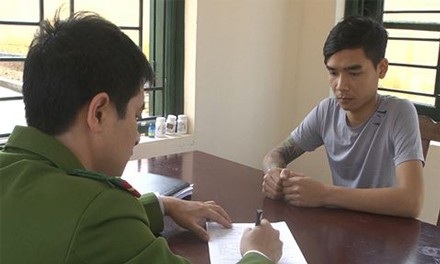 Đường dây đánh bạc do cựu Thiếu tướng "bảo kê": 1 đối tượng truy nã đầu thú - 1 Đối tượng Hoàng Văn Trọng đã được Công an huyện Phúc Thọ bàn giao ngay cho Công an tỉnh Phú Thọ để tiếp tục điều tra theo thẩm quyền.