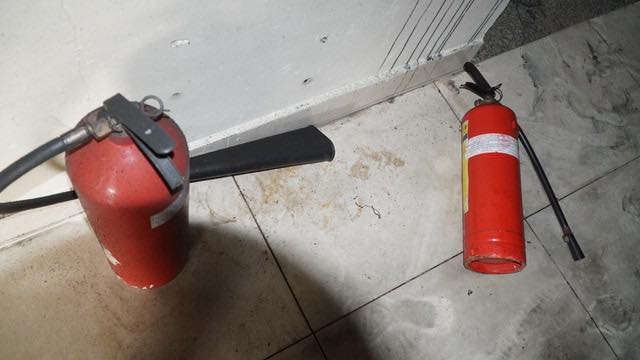 Theo chân cảnh sát PCCC thâm nhập hiện trường vụ cháy - 2 Những bình chữa cháy nhỏ trang bị ở đây hầu như vô dụng