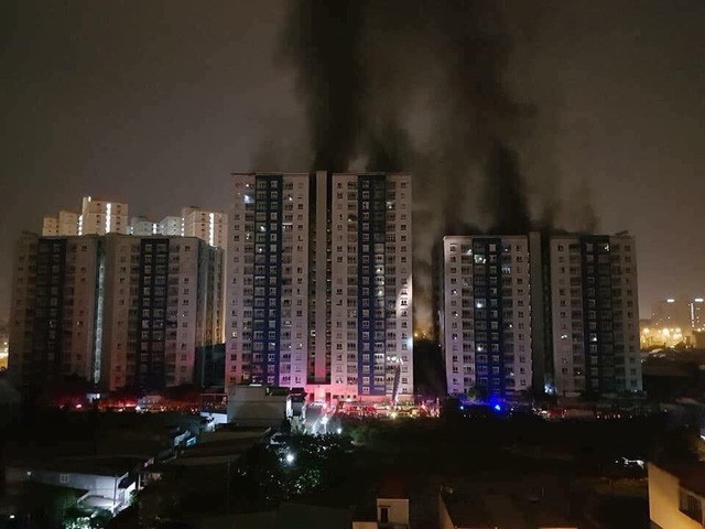 Sau vụ cháy chung cư Carina: Công trình 20 tầng trở lên phải có bãi đỗ trực thăng? - 1 Vụ cháy chung cư Carina Plaza, quận 8 gây thiệt hại nghiêm trọng về người và tài sản (ảnh: Trương Nhân)
